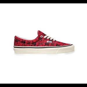 Men’s Lowtop Black/Red Skull print Vans size 10.5